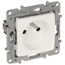 ÜHE PIstikupesa LE-664536 Niloe 230 V 16 A LEGRAND