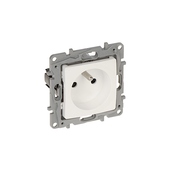 ÜHE PIstikupesa LE-664536 Niloe 230 V 16 A LEGRAND