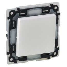 One-way switch Valena Life - 10 AX - 250 V - IP44 - with cover plate - white