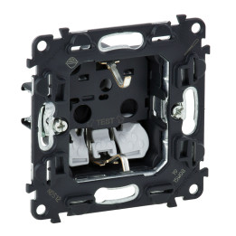 2P+E pistorasia ikkunaluukkuineen Valena InMatic -auto. liittimet -German std -16-250V